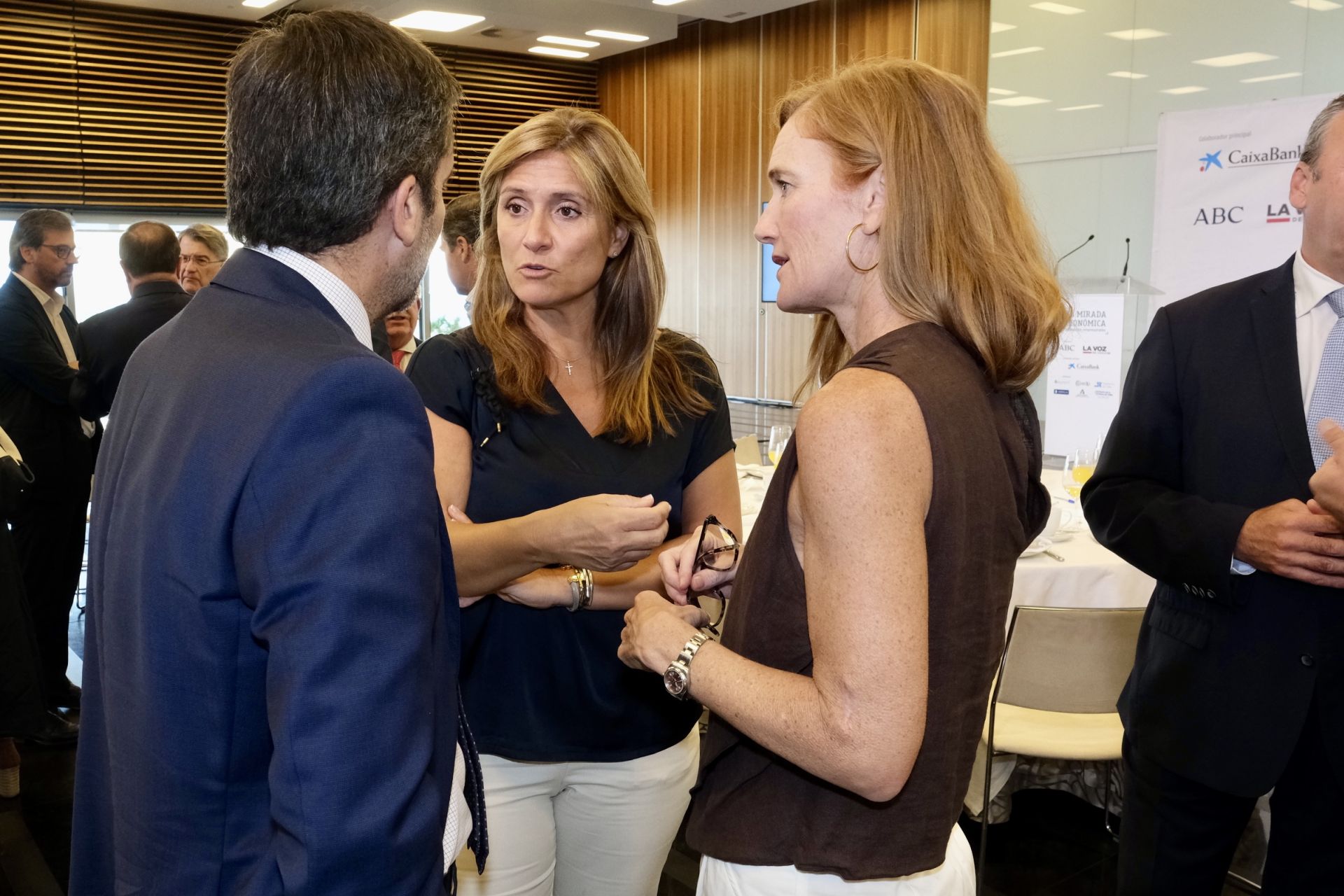 Fotos: Los asistentes a la Mirada Económica de ABC y La Voz con Alfonso Serrat