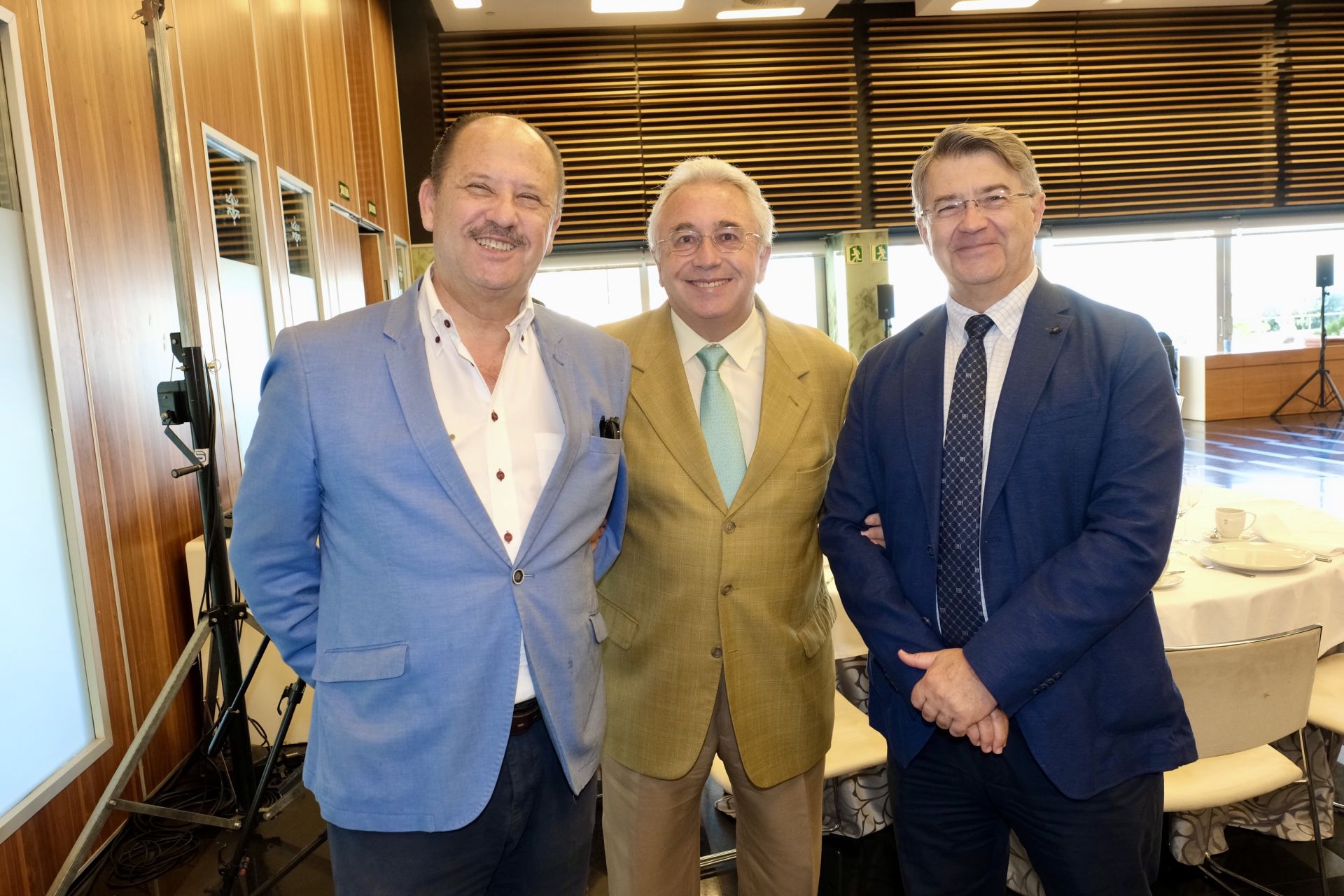 Fotos: Los asistentes a la Mirada Económica de ABC y La Voz con Alfonso Serrat