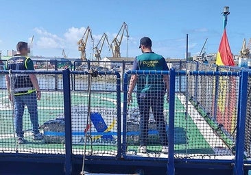 Desembarcan en el muelle de Cádiz los 900 kilos de cocaína intervenidos en aguas de Canarias