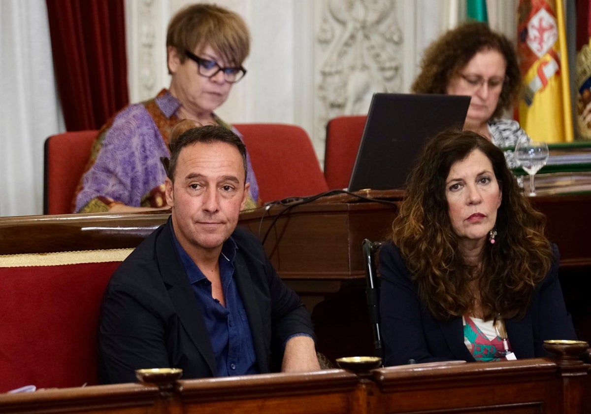 El primer teniente de alcalde, José Manuel Cossi, junto a la concejala Nuria Álvarez, este jueves en el Pleno.