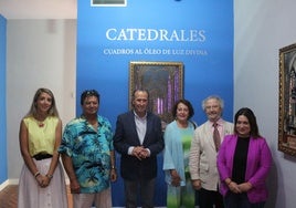 José María Román inaugura la exposición 'Catedrales. Cuadro al óleo de luz divina', de Francisco Plazuelo