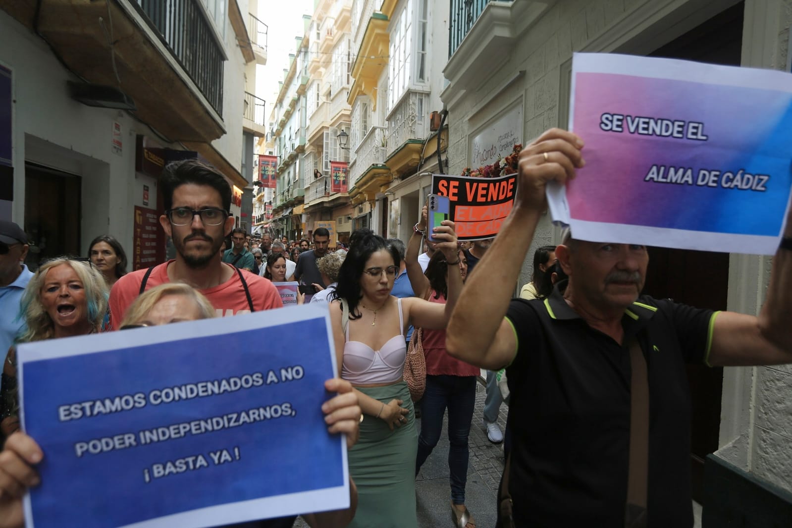 Fotos: Las imágenes de la manifestación en Cádiz contra el exceso turístico