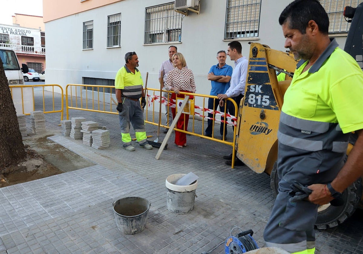 Avanzan las obras de mejora del acerado de la barriada de Las Fresas en Jerez