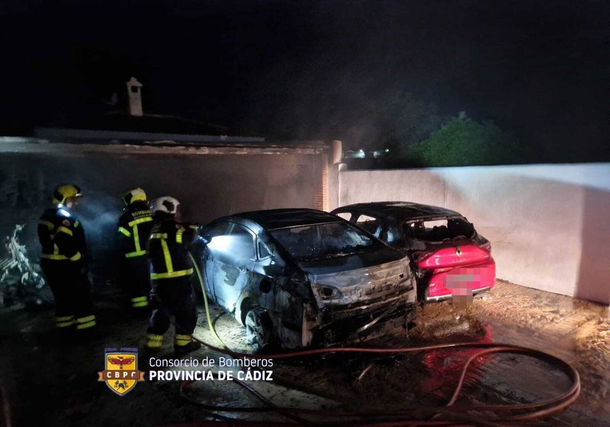 Dos coches y una moto quedan totalmente calcinados tras un incendio en Arcos