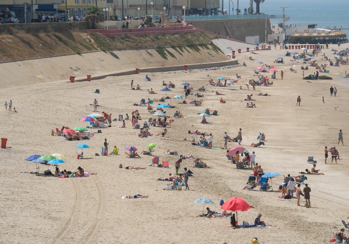 Usuarios en la playa de Santa María del Mar de la capital gaditana