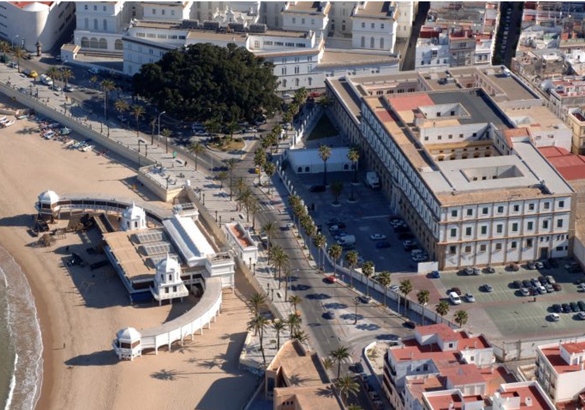 A la derecha, vista general del edificio Valcárcel