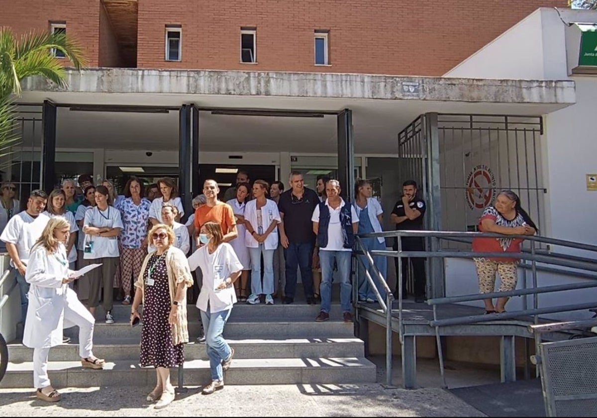 Concentración de repulsa por la agresión a un profesional sanitario en el centro de salud de San Benito en Jerez.