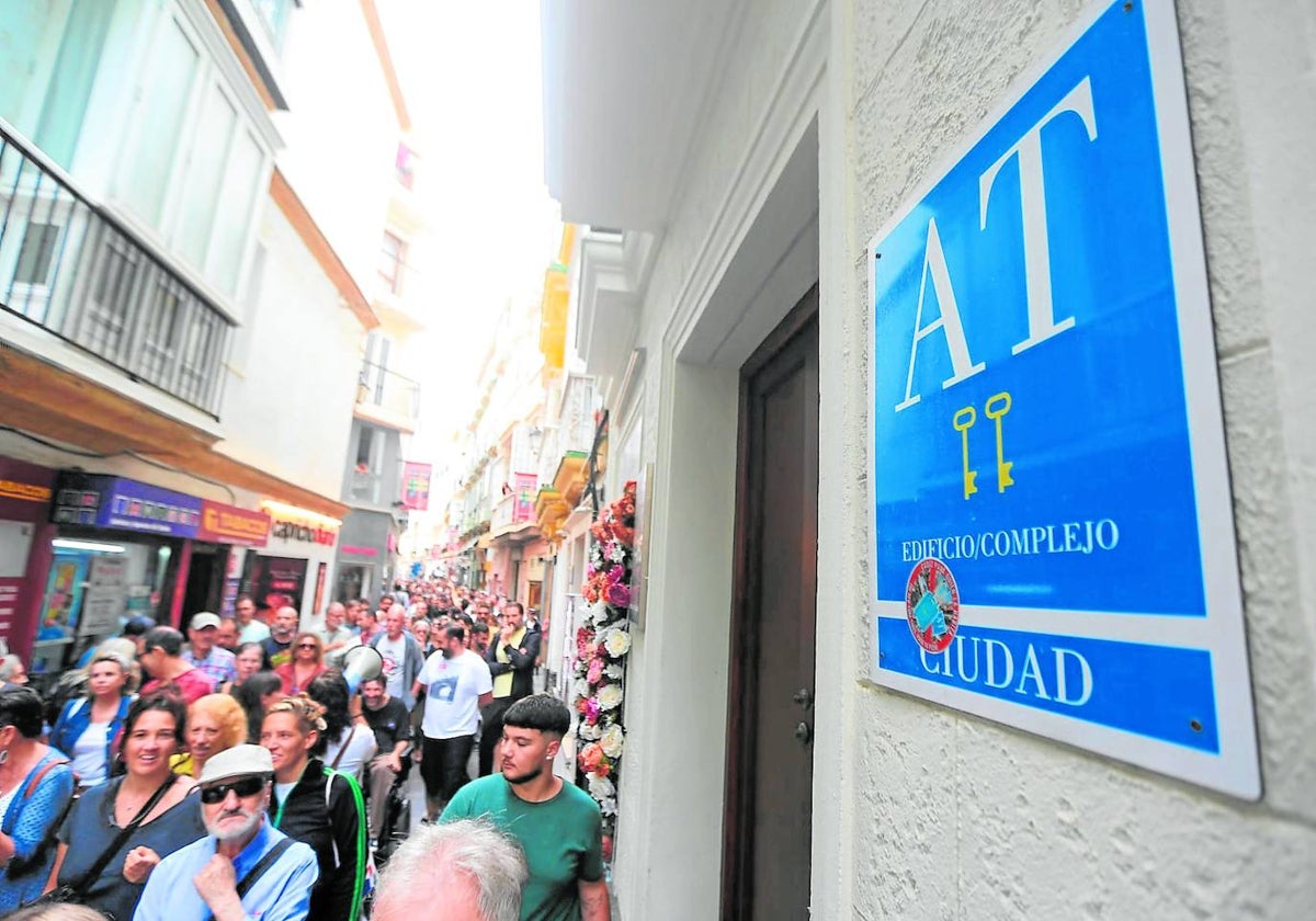 La manifestación contra la turistificación, frente a un apartamento turístico en la céntrica calle Compañía