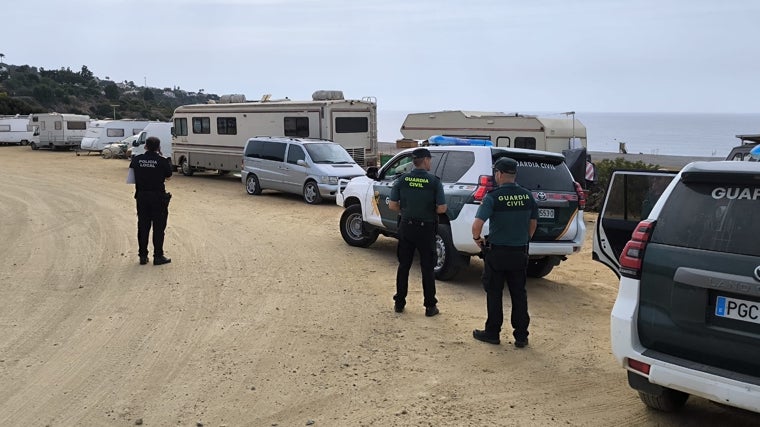 Batalla contra acampadas y asentamientos ilegales de caravanas en una de las calas paradisíacas de Cádiz