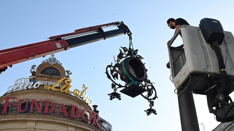 Comienzan la restauración y recuperación del simbólico Reloj del Gallo Azul de Jerez