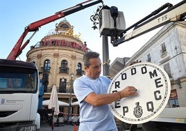 Comienzan la restauración y recuperación del simbólico Reloj del Gallo Azul de Jerez