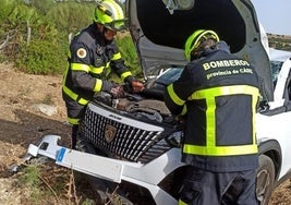 Accidente de tráfico en el acceso a la playa Bolonia con un turismo que se sale de carretera