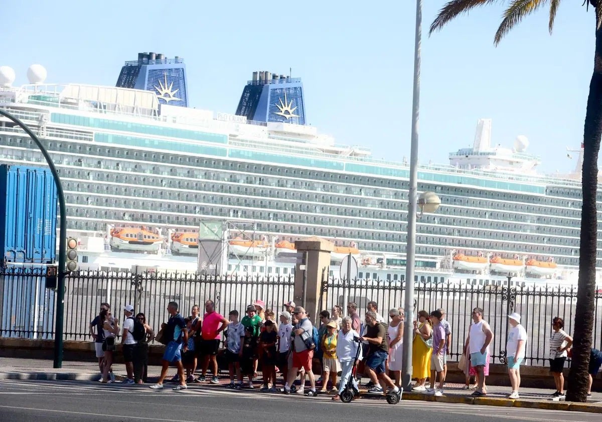 Cruceristas se adentran en la ciudad tras llegar por el mar a la ciudad a bordo de un barco