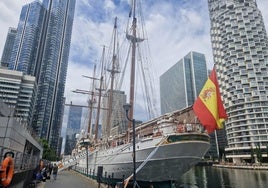 El Juan Sebastián de Elcano, un grande de los mares, rodeado de rascacielos en Londres