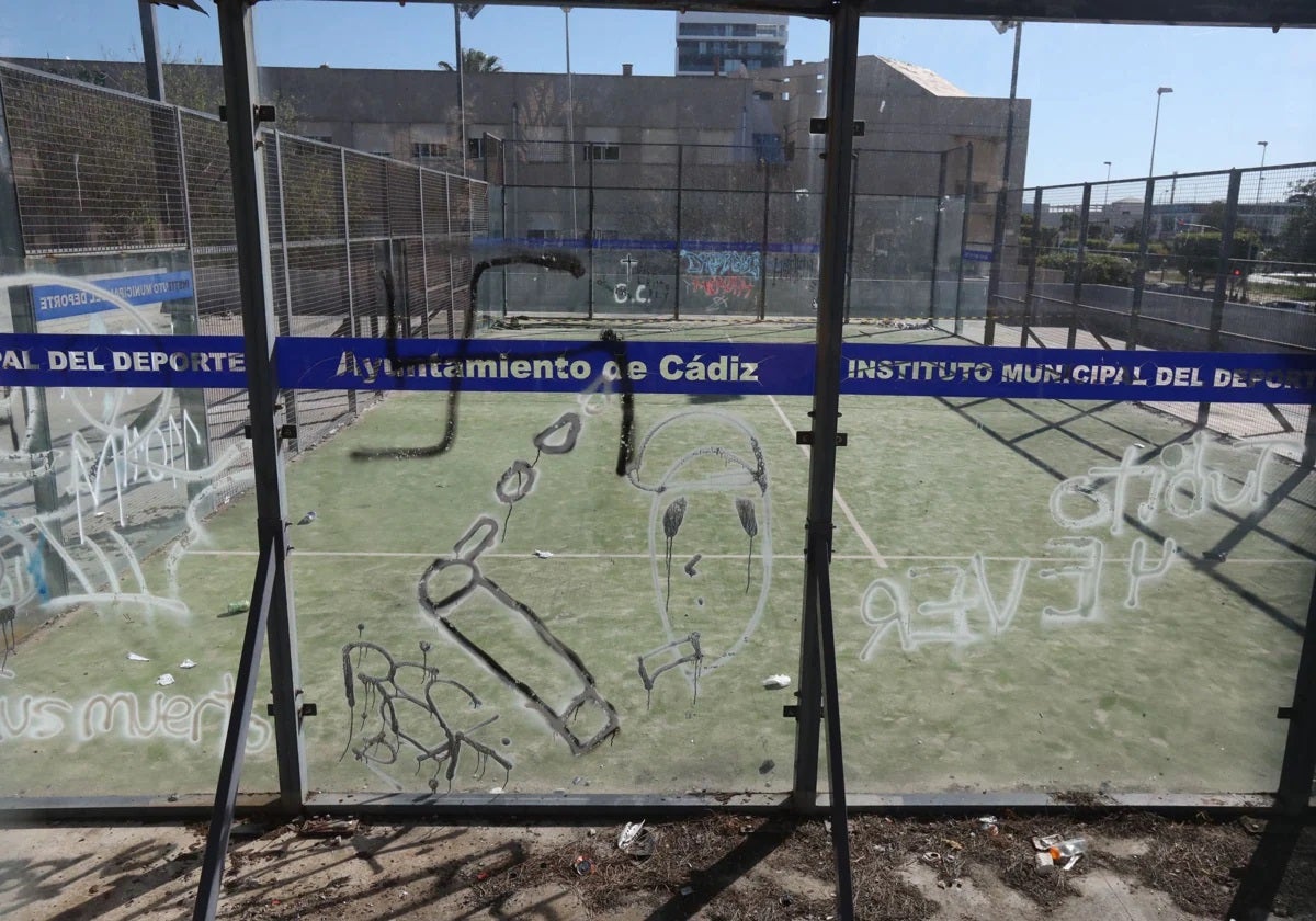 Las pistas de padel de Telegrafía sin Hilos están abandonadas desde hace años.