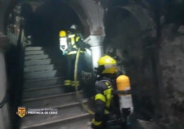 Reyerta e incendio con personas atrapadas en una finca de la calle Manuel Rancés de Cádiz