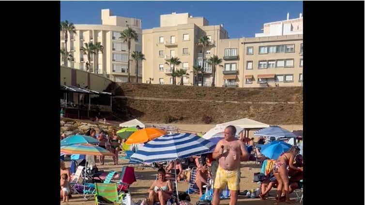 Karaoke en la playa de Santa María del Mar de Cádiz: se canta, se baila y se tocan las palmas