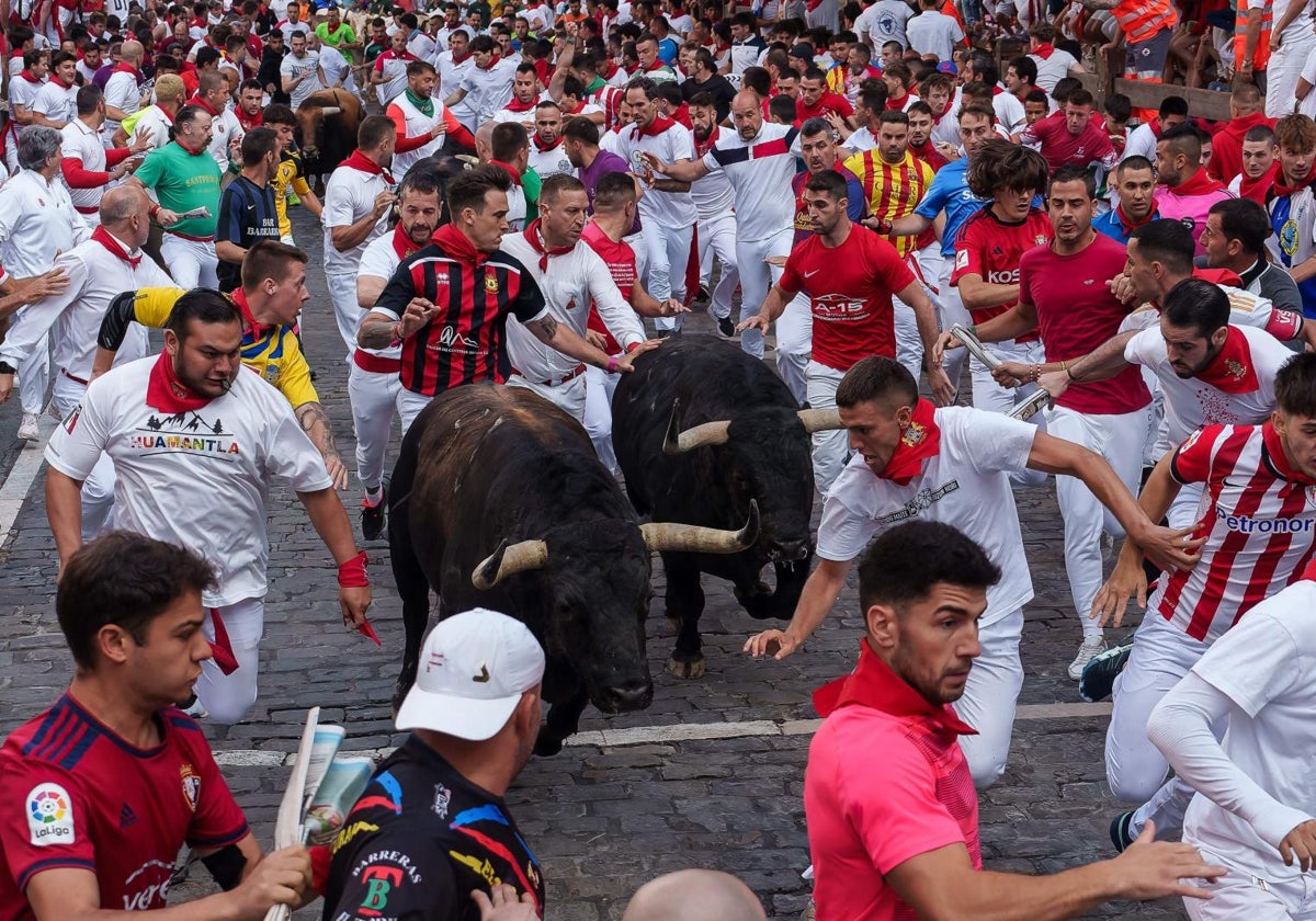 Los Fuente Ymbro de Cádiz protagonizan un vertiginoso y limpio encierro en San Fermín