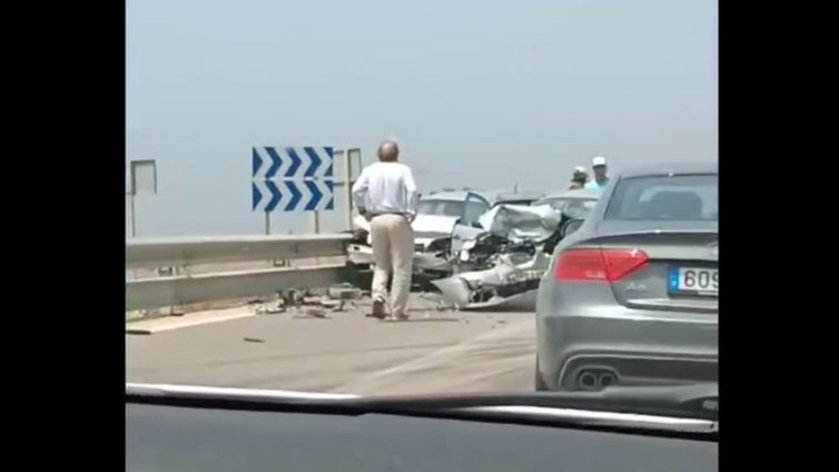 Una fallecida y dos heridos tras un accidente de tráfico en la carretera que une Barbate y Zahara de los Atunes