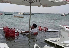 Una copa con vistas a la Bahía de Cádiz y la mar de fresquito