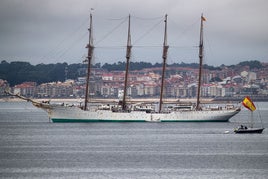 El buque Juan Sebastián de Elcano pone rumbo a Marín antes de regresar a Cádiz