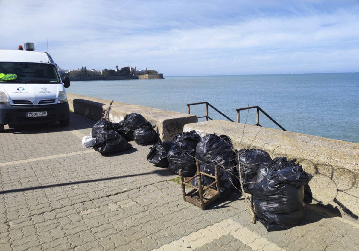 Recogida de basura de las escolleras de Cádiz