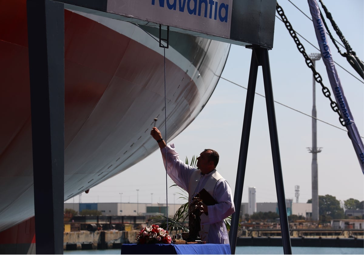 Bendición de uno de los petroleros construidos por Navantia Puerto Real