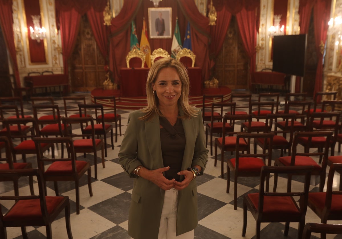 Almudena Martínez posa en el Salón Regio del Palacio Provincial.