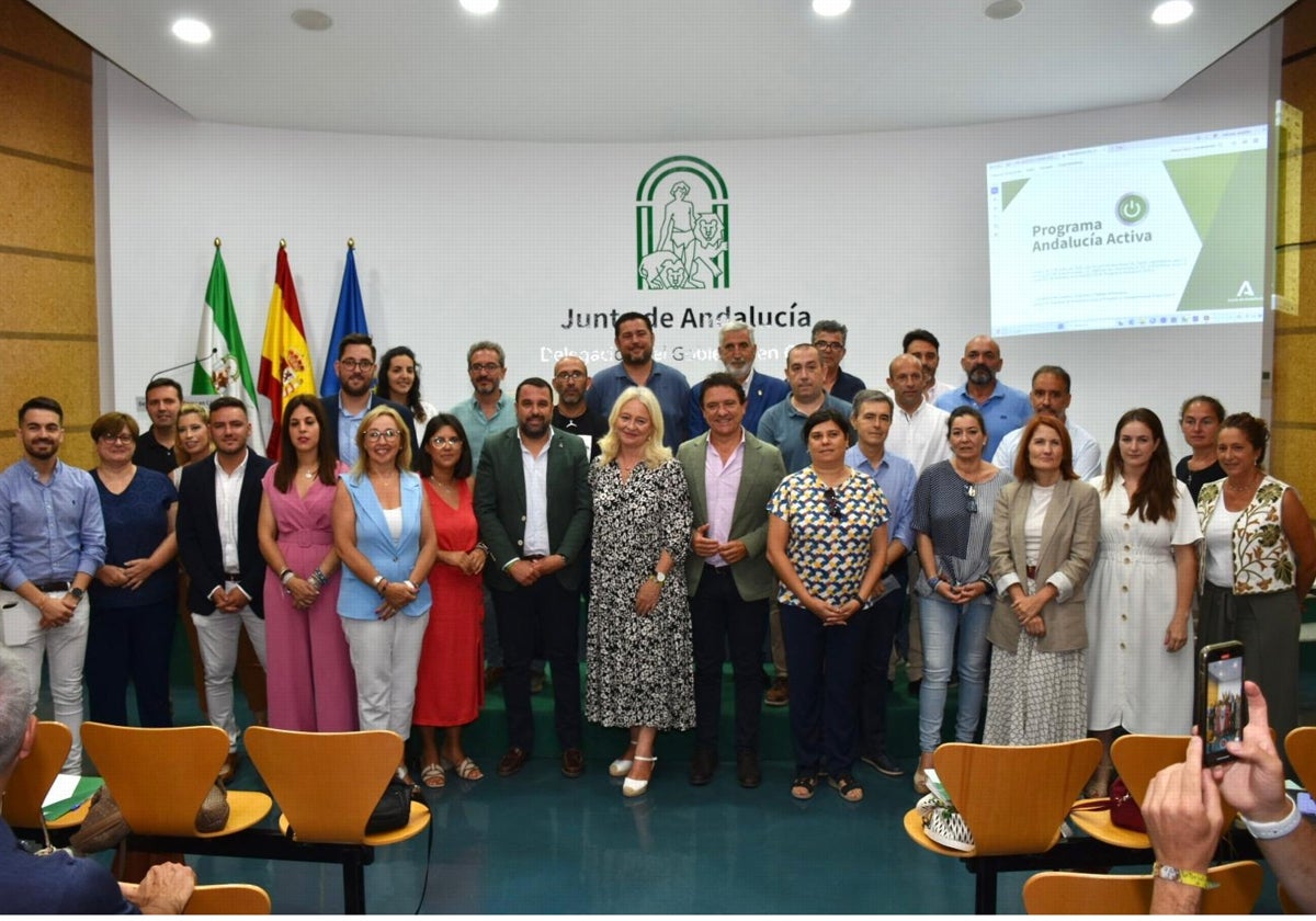 Foto de familia en la Delegación de la Junta en Cádiz de los alcaldes y técnicos