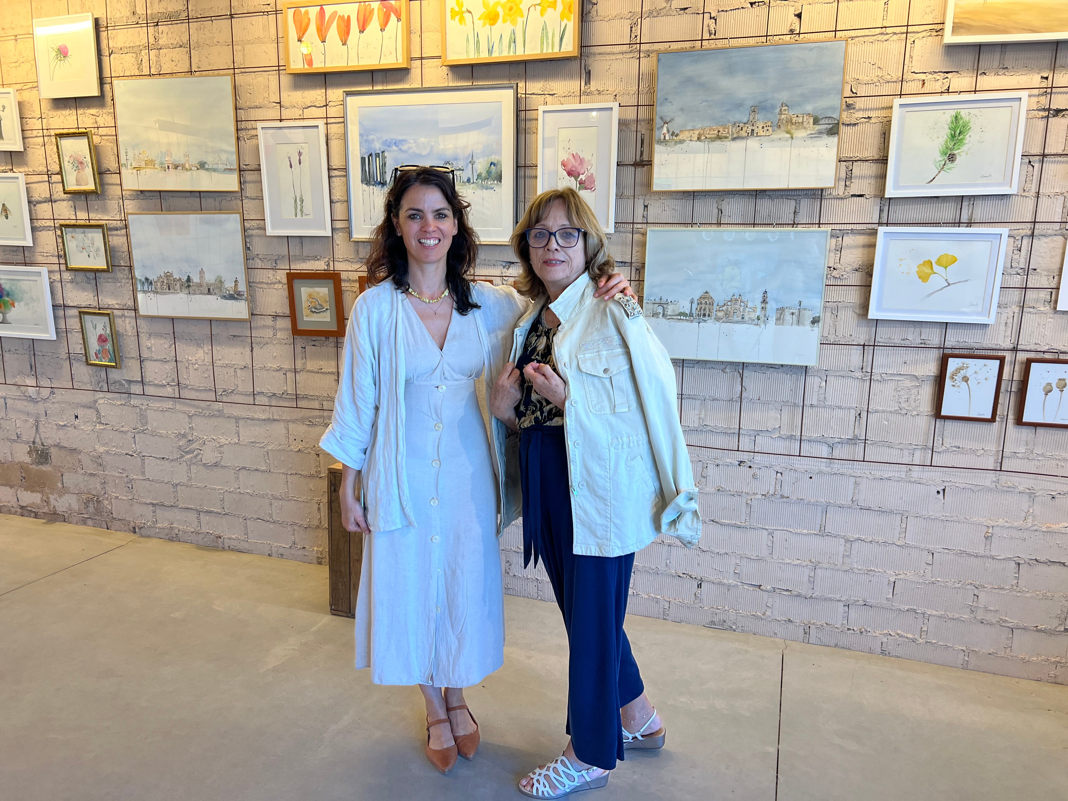 La pintora Ana Barrera y Paqui García.