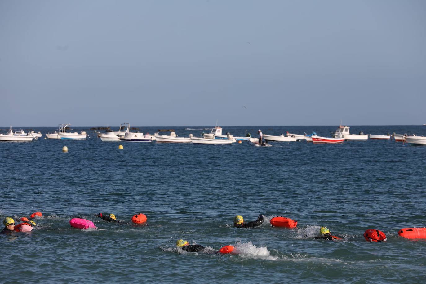 FOTOS: Así ha sido la XXXIV Travesía Internacional a Nado Ciudad de Cádiz. Desde la playa de La Caleta