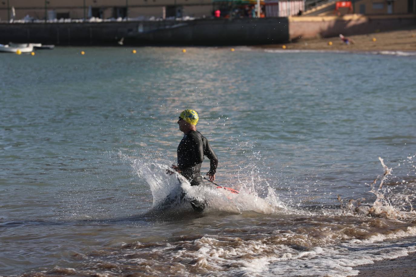 FOTOS: Así ha sido la XXXIV Travesía Internacional a Nado Ciudad de Cádiz. Desde la playa de La Caleta