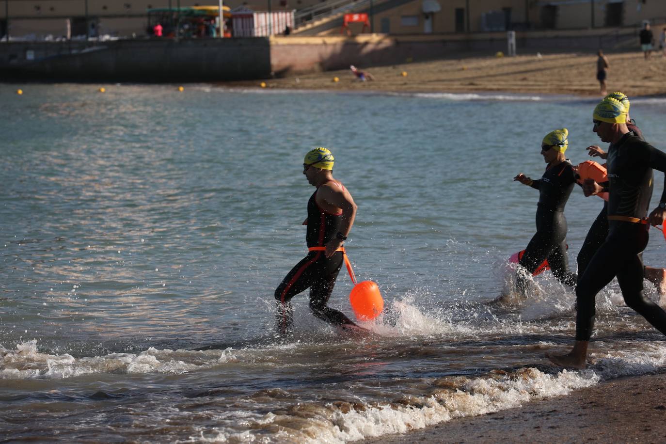 FOTOS: Así ha sido la XXXIV Travesía Internacional a Nado Ciudad de Cádiz. Desde la playa de La Caleta