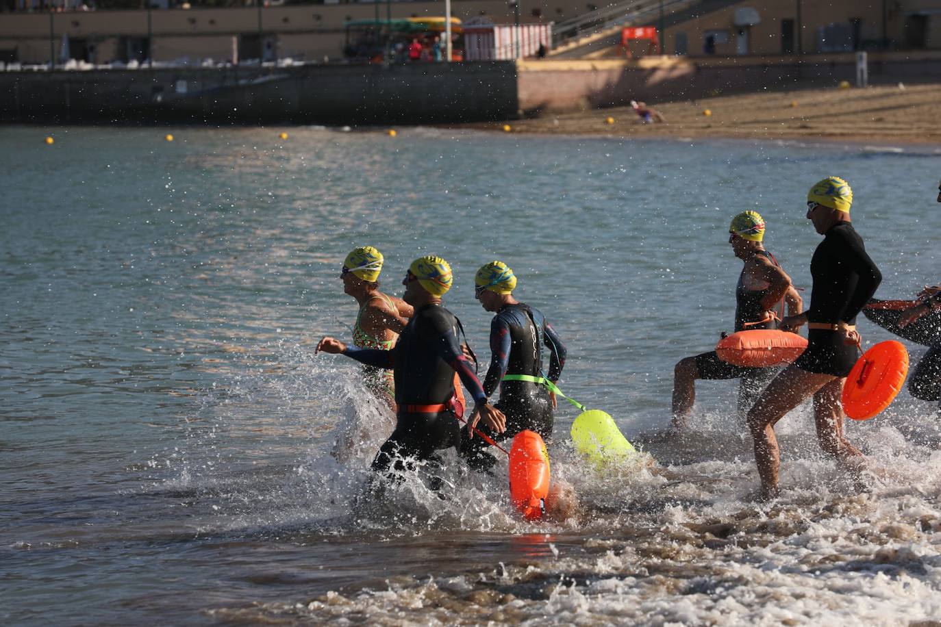 FOTOS: Así ha sido la XXXIV Travesía Internacional a Nado Ciudad de Cádiz. Desde la playa de La Caleta