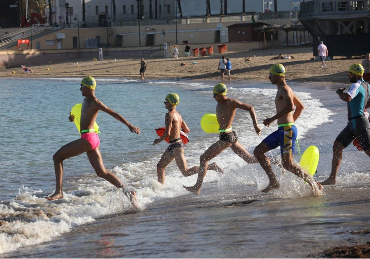 FOTOS: Así ha sido la XXXIV Travesía Internacional a Nado Ciudad de Cádiz. Desde la playa de La Caleta