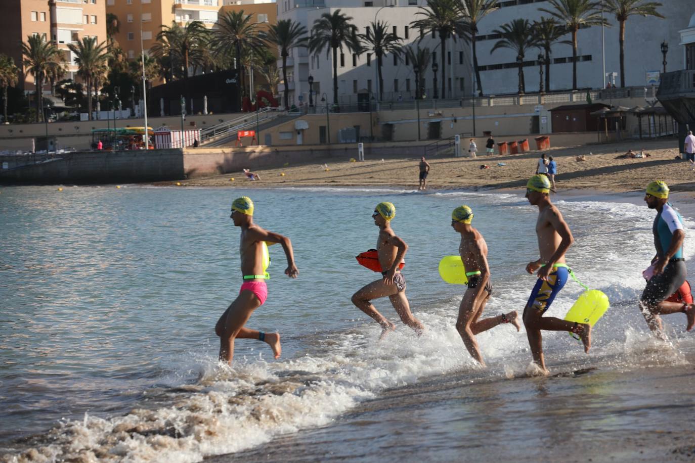 FOTOS: Así ha sido la XXXIV Travesía Internacional a Nado Ciudad de Cádiz. Desde la playa de La Caleta