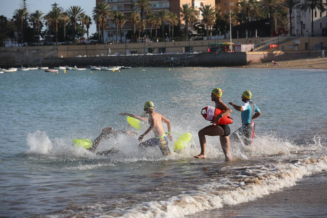 FOTOS: Así ha sido la XXXIV Travesía Internacional a Nado Ciudad de Cádiz. Desde la playa de La Caleta