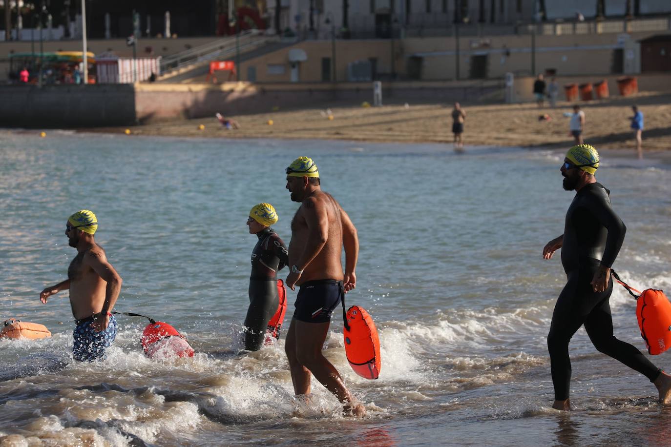 FOTOS: Así ha sido la XXXIV Travesía Internacional a Nado Ciudad de Cádiz. Desde la playa de La Caleta