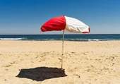 Hasta 750 euros de multa por plantar la sombrilla para guardar el sitio en esta playa de Cádiz