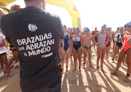 Fotos: La Barrosa celebra una nueva edición de 'Brazadas Solidarias Chiclana'