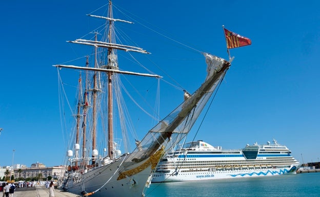 El Buque Escuela juan Sebastián de Elcano, en Cádiz