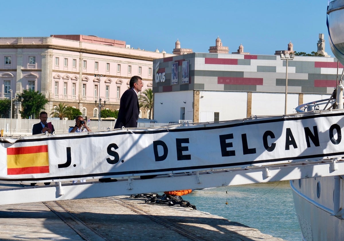 Bruno García accediendo al Buque Escuela Juan Sebastián de Elcano.