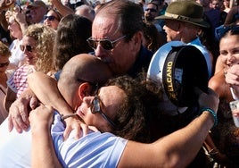 Cádiz recibe con honores al Juan Sebastián de Elcano, uno de sus hijos predilectos