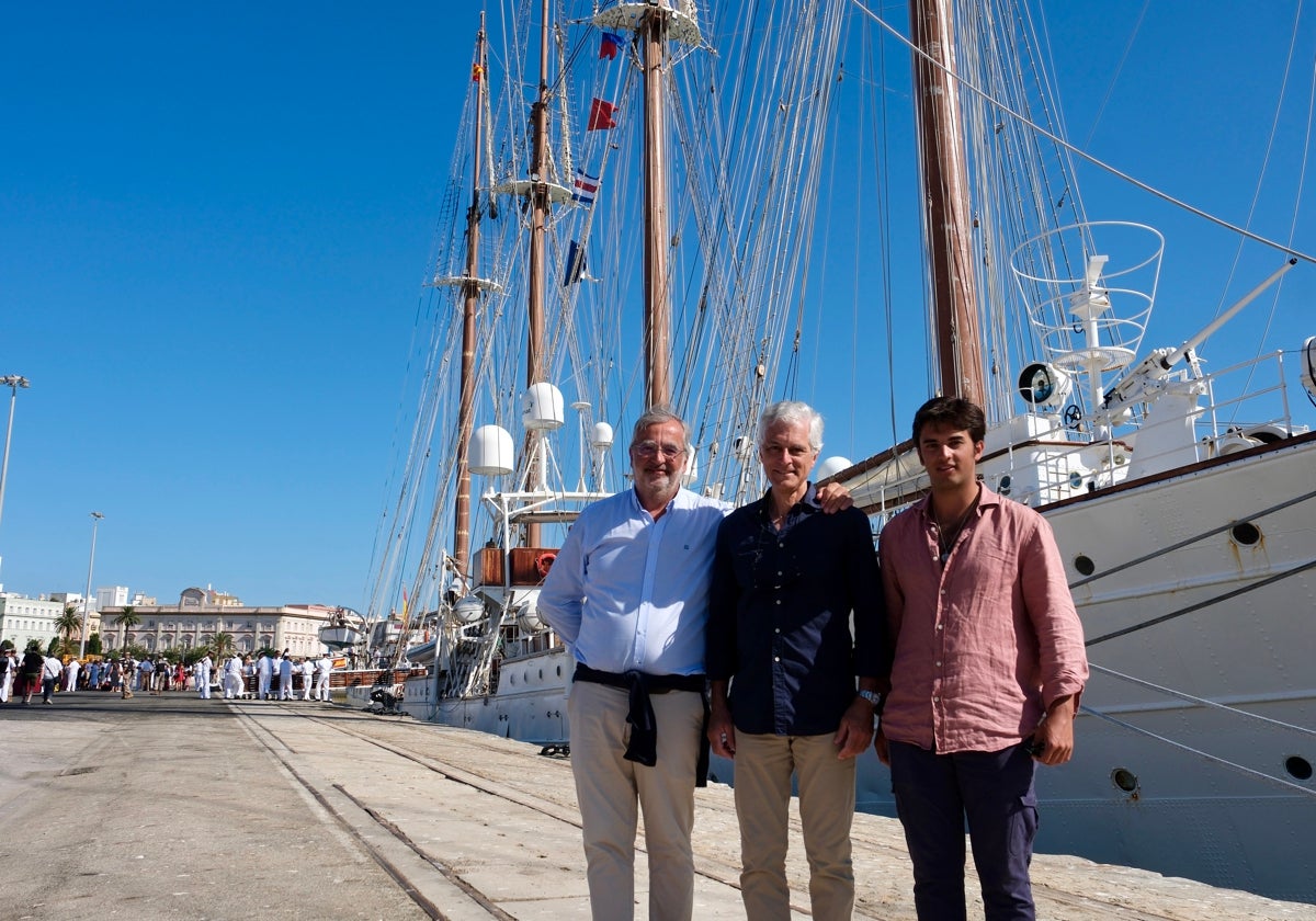 Suárez Illana, en el centro, tras bajarse del Juan Sebastián de Elcano.