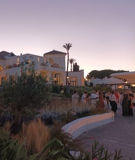 Imagen secundaria 2 - Los jardines del hotel SO/Sotogrande se convirtieron en una lujosa pasarela de moda y arte ecuestre