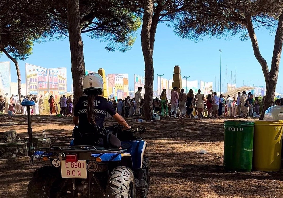 Actuación policial en El Puerto de Santa María contra las aglomeraciones en verano.