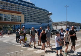 Casi 9.000 cruceristas llegan a Cádiz en plena polémica con la turismofobia