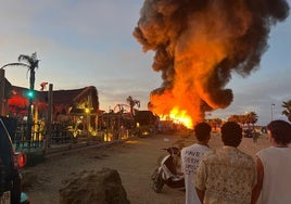 Los trabajadores del chiringuito El Arenal: «Es una desgracia, hemos perdido el verano»