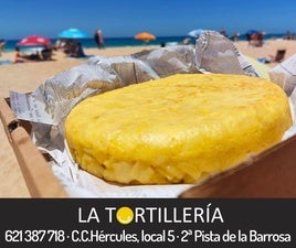 En esta playa de Cádiz te llevan un menú de tortilla de patatas, filetes empanados y pimientos a tu toalla