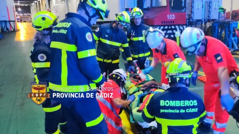 Rescatado un hombre que había quedado atrapado en un portacontenedores en el muelle de Cádiz